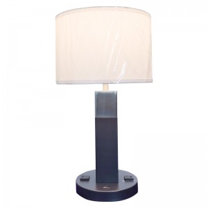 Dva tóny černé a kartáčovanéniklové povrchové stolní lampy s přepínačem rockerůna/off a dva pohodlné vývody v místnosti