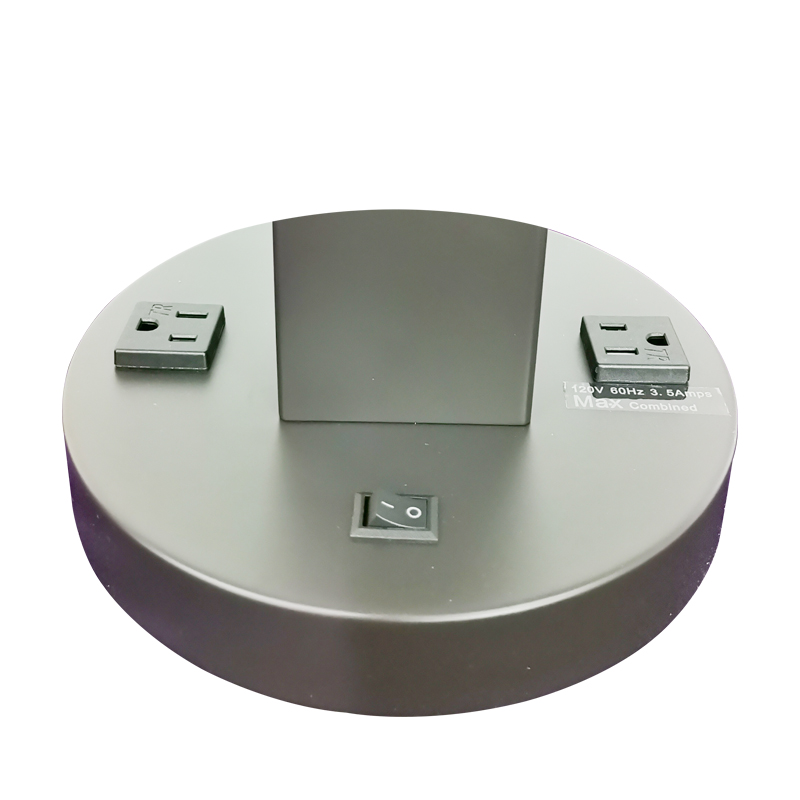 Dva tóny černé a kartáčovanéniklové povrchové stolní lampy s přepínačem rockerůna/off a dva pohodlné vývody v místnosti