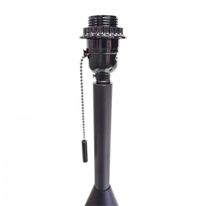 Černá povrchová lampa s přepínačem řetězu v místnosti