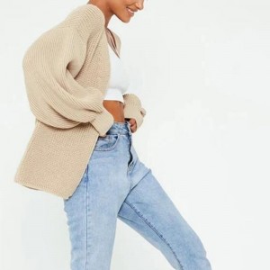 Pletený svetr s dlouhými balónovými rukávy a otevřenou frontou