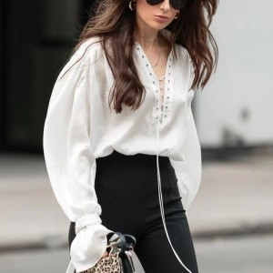 Francouzská bílá košile s dlouhým rukávem 2023 Nová roztříštěný rukáv tenký temperament v desku smyslového smyslového smyslového smyslu blůzy