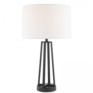 Světlo tmavé bronzovénoci a přepínač rockerů On NOFF, pohodlným vývodem anabíjecím přístavem USB v hotelovém pokoji