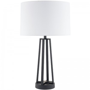 Světlo tmavé bronzovénoci a přepínač rockerů On NOFF, pohodlným vývodem anabíjecím přístavem USB v hotelovém pokoji