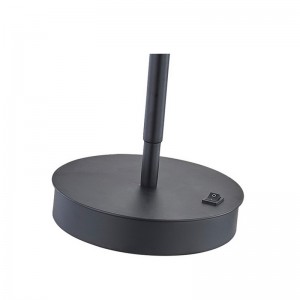 Marriottnastavitelná LED stolní lampa s matným černým povrchem a přepínačem rockerůna hotelu v hotelu