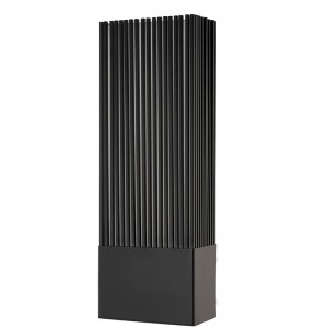 Hampton Inn Hotel Metal Wall Scónce s matným černým povrchem a akrylovým difuzorem uvnitř hotelu typické podlahové chodby