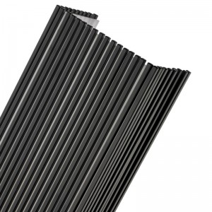 Hampton Inn Hotel Metal Wall Scónce s matným černým povrchem a akrylovým difuzorem uvnitř hotelu typické podlahové chodby