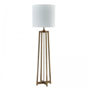 Hyatt Hotel pohovka vedle podlahové lampy se starožitným zlatým povrchem v pokoji