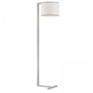 Hiltom Hotel pohovka vedle podlahové lampy se stříbrnou povrchovou úpravou v místnosti pro hosty