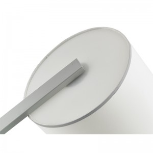 Hiltom Hotel pohovka vedle podlahové lampy se stříbrnou povrchovou úpravou v místnosti pro hosty