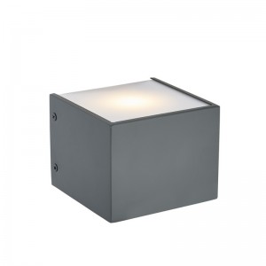 Pohostinství hotelovounástěnnou lampu s malovaným plochým šedým povrchem a integrovaným LED dovnitř v hotelu typický pokoj pro hosty