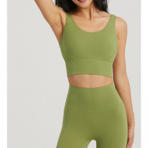 Pevný pohár S-tvar shromažďuje sportovní podprsenka