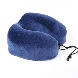 U tvaru pevného cestovního polštáře