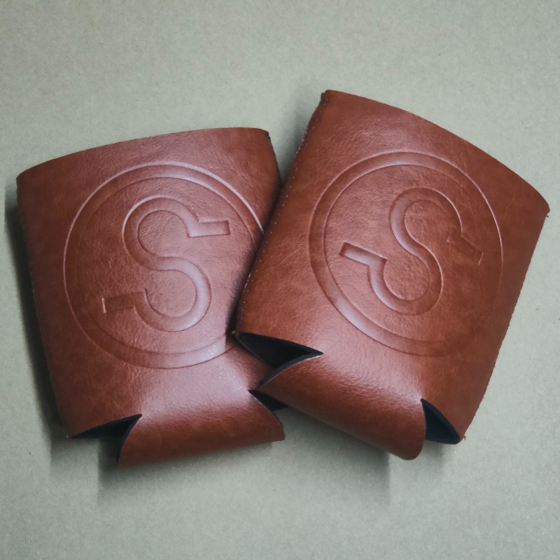 Debossed Logo Neopren Brown pu Leather Can Cooler 330 ml pu piva palubní držák coozies koozies