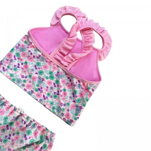 Křížový kříž květinových volánů skládal dvoudílný