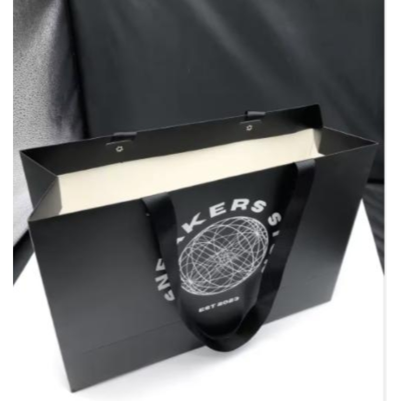 Vlastní logo Matt Black Paper Clothing Balení Dárkový papírový taška Nákupní taška Luxusní papírové tašky s páskou