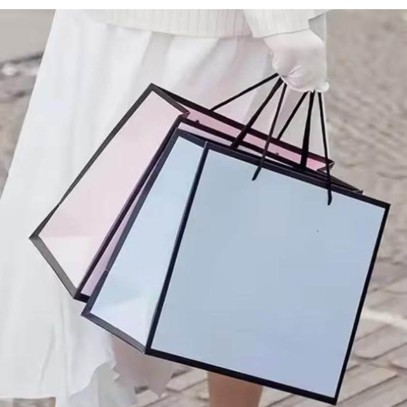 Vlastní luxusní oblečení Maloobchodní balení Bílé dárkové tašky Bolsas de Papel Shopping Pain Bags s držadly pro oblečení