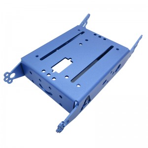 Vlastní zpracování kovových částí z hliníkových slitin s eloxovaným povrchem.