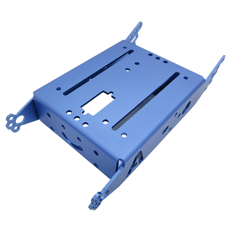 Vlastní zpracování kovových částí z hliníkových slitin s eloxovaným povrchem.