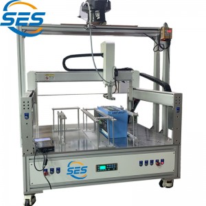 Automatický strojna uzavírání otvorů pro šrouby