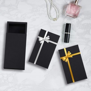 Luxusní dárková krabička s černou zásuvkou