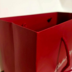 Zářivá červená luxusní kraftová taška