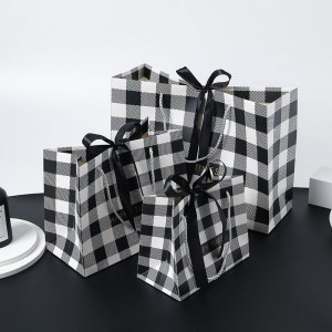 Elegantní kostkovaná kraftová dárková taška