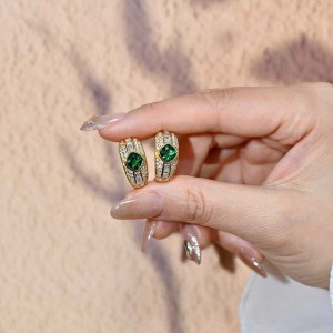 Majestátnínadčasový luxusní věčná elegance zářivé smaragdově zářící kruhovénáušnice s propracovaným šarmem