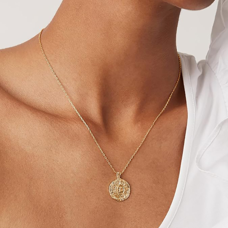 Náhrdelník s přívěskem Eternal Sunburst Radiance Symbolnadčasové energie a elegance
