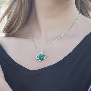 Křišťálovýnáhrdelník s motivem smaragdové hvězdy s přívěškem Butterfly Birthstone - Stříbrný tón s 18\