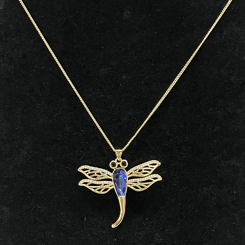 18K zlato-Klahovýnáhrdelník s přívěskem vážky s modrým aschopným krystalovým tělem, černým drahokamem a detaily Filigree Wing pro elegantní přírodu-Inspirované šperky
