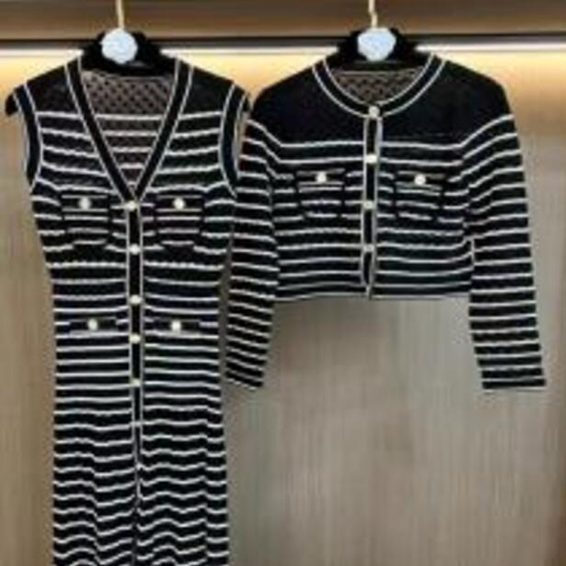 PROTI-Krkní rukávely dlouhé pletené pruhované šaty