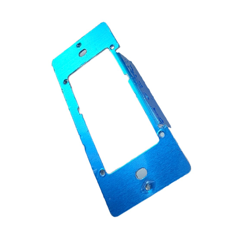 Kovový držák pro elektronická zařízení